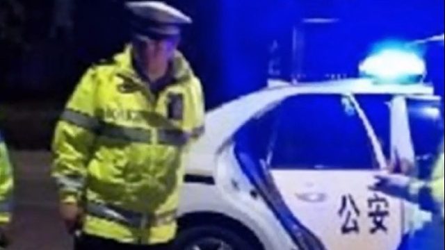 男子喝一瓶啤酒后驾车上路，被查后大哭后悔