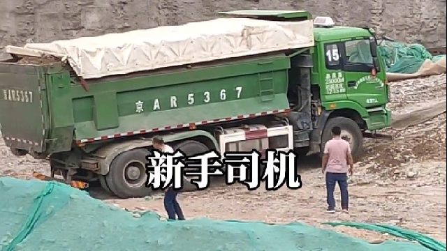 上坡能不能换挡刹车，这样是很危险