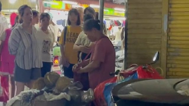 阿姨专卖辣鸡榴莲，卖一个马上转移位置