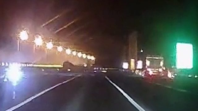 高速上媳妇突然让老公开车慢点，老公：听老婆话，保平安