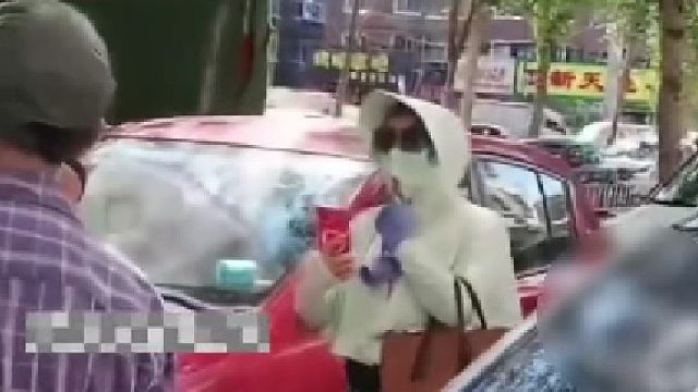 女子倒车撞到菜农三轮车，蔬菜散落一地 还无理取闹，不仅不道歉还要让菜农赔偿损失