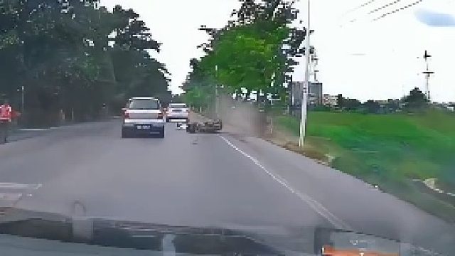 摩托车大哥不就超哥车嘛，这么白车轿车还神龙摆尾。网友：这是故意的？