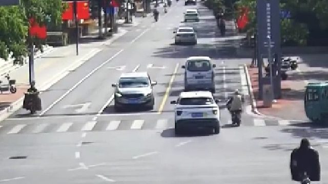 骑车“别任性”，各行其道才安全