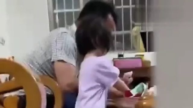 一个真拿，一个假装看不见