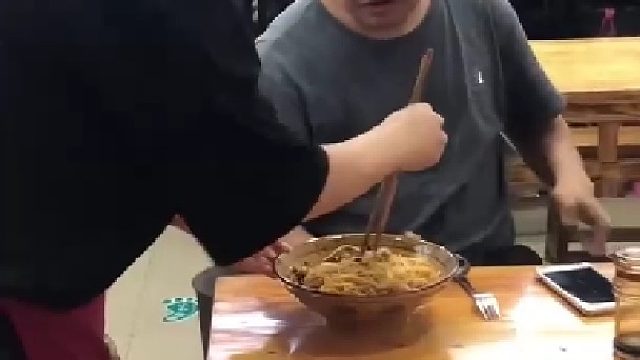 暑期工女孩给顾客拌面 老板见状正准备上前提醒无此服务