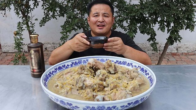 天太热了，70元买了10斤大棒骨，做个酸菜炖大骨，再整点白的