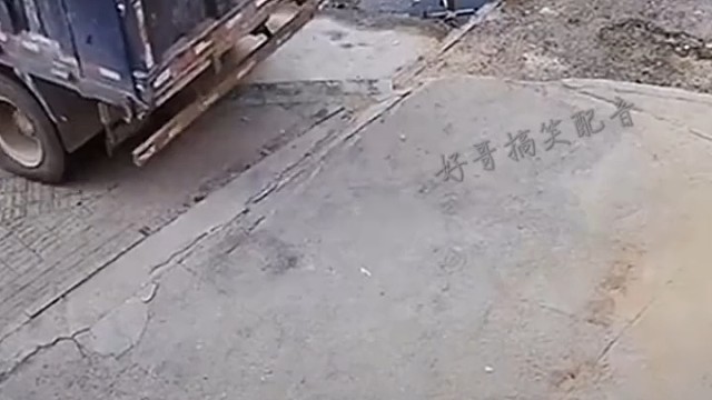 路面塌陷！