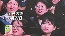 毕业典礼大屏上必有“显眼包”，卷发男生的脸都要热“炸”了！网友：此处无声胜有声，眼神太到位~