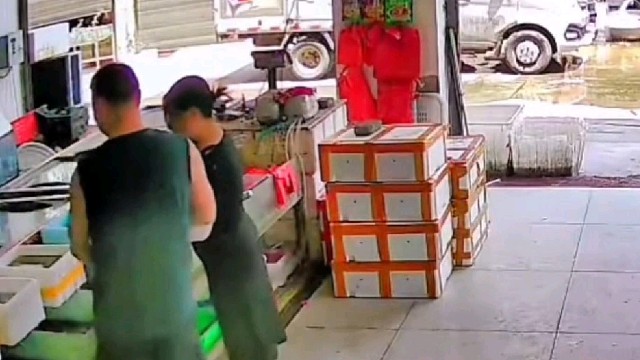 男子佯装买东西，没有付钱直接跑了