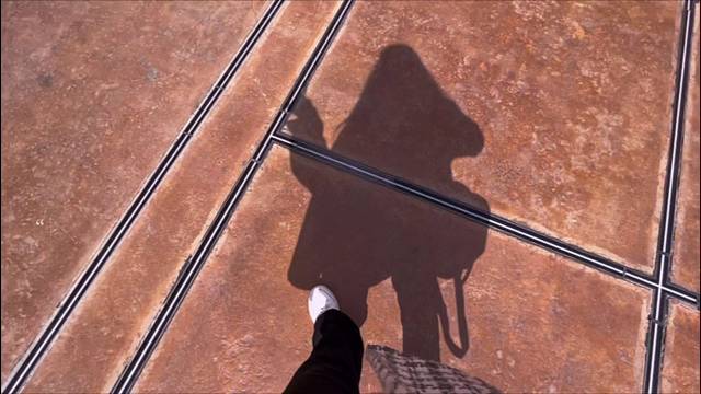 去追逐那个对你好的，给你带来快乐的人