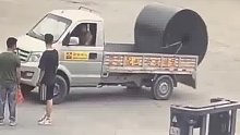 小货车：我承受了不该承受之重 还好人没有大碍