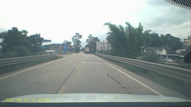 如此超车，一头栽进田里。