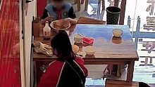 母女餐馆吃饭快吃完时，女孩偷偷往碗里放头发，网友：勿以恶小而为之