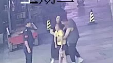 女孩就餐被异物卡喉，休假武警战士紧急救助
