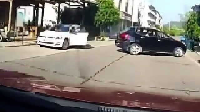 察明车后情况，确认安全倒车