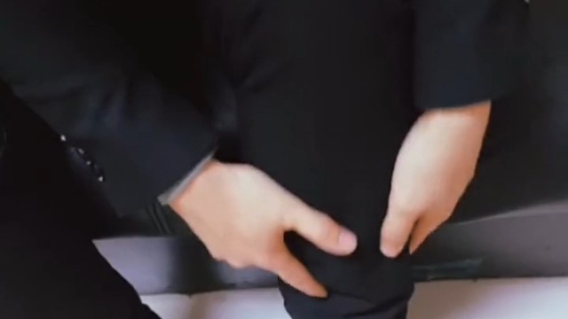 患者杨某，男性，45岁。他平时工作压力大，经常加班熬夜，长期坐姿工作，因此导致了不宁腿综合征的问题。