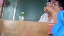 同学给所有的老师都买了鲜花，唯独没给视频中的这位老师买，老师觉得很没面子，