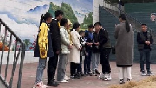 感谢大哥大姐们一直以来的支持，我也是出生大凉山的孩子，深知生活的不易，今天来到我的母校尽我的一