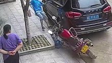 男子停放在路边的摩托车被撞，本以为是司机倒车失误，没想到是“无人驾驶”