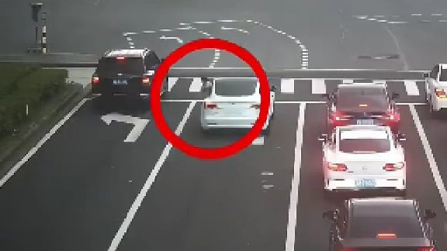 爸妈开车太粗心孩子掉落车外