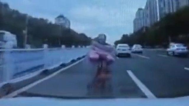 女子骑电动车带着孩子在快车道逆行与汽车相撞