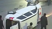 车子翻了个儿，驾驶人这个操作毫发未损