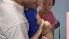 围观妹妹打疫苗，姐姐在一旁吓出表情包