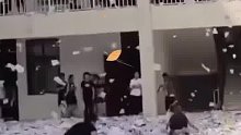 你们是毕业了，扔了一地书，扫地阿姨还要努力