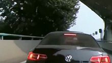 前车急刹后车及时刹住车，反被问候。网友：谁让你停住的