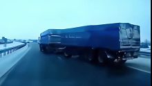 那些货车的神走位躲避。网友：B2驾照果然不是随便能考的