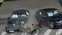 两车相撞旁边老人毫发无损，电影都不敢这么拍！