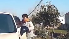 大爷开车撞向奥迪，大妈却下车倒地不起