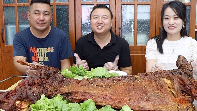 老丈人送来只小羊，找来大强哥给他烤了，又是平凡的一天