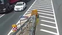 小轿车高速上突然停车，后方大车跟车过近造成事故，交警：不扣分罚200元