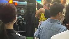 小女孩手被夹地铁屏蔽门，好可怜…