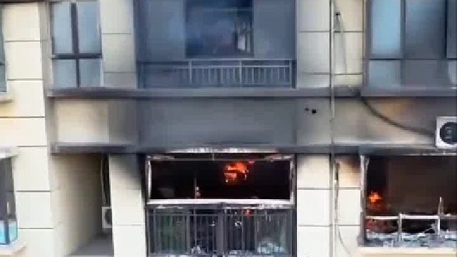 25楼着火，因消防栓中没水，一个半小时后才开始救援，损失惨重。某物业一直保持沉默