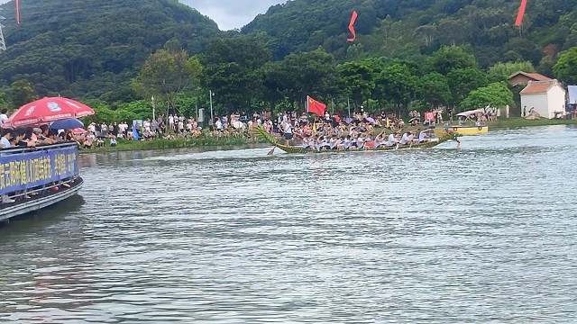 划龙舟比赛