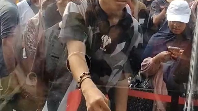 左手：把人看的急得