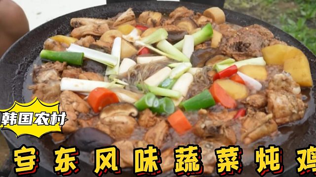 鸡肉里加入土豆和宽粉等配菜一起闷煮，肉质鲜嫩，色泽浓郁诱人！