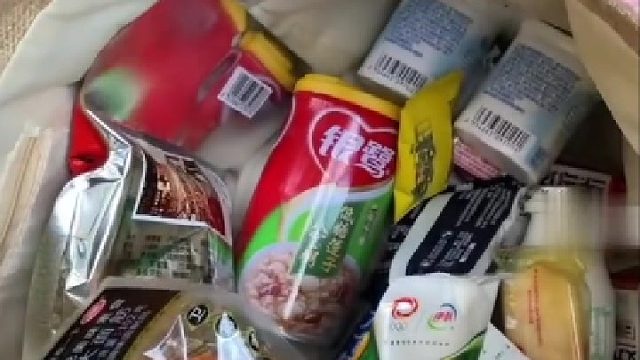 女子晒出婆婆下地干活的时候带的东西，有吃有喝，还带了伞和垫子。