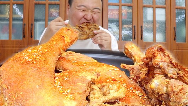 网友点的炸鸡安排啦，炸鸡配韩式炸酱面，大口吃鸡腿，吸面超过瘾