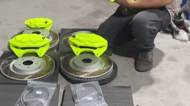 英菲尼迪FX35刹车卡钳