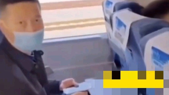 邻座旅客要入座男子不愿将小桌板收起