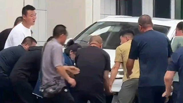 私家车不慎将行人卷入车底，市民瞬间集结合力抬车救人