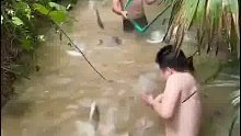 俩男子河沟捉鱼遭鱼群“围殴”，鱼：大家都跳起来，拍他俩…