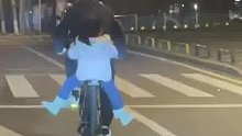 女孩不要坐汽车，偏偏要坐爸爸的自行车，爸爸脚都要蹬冒烟了