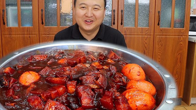 小伙伴点的卤肉饭，阿强给安排啦，配上大米饭，一顿狂吃，超过瘾