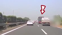 看到大货车打双闪一定要注意，就算在另一条车道！