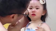 小女孩被妈妈吼了哭着和爸爸告状，爸爸心疼地瞪了一眼妈妈！