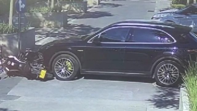 冷不丁进入道路，司机还穿了一双拖鞋。